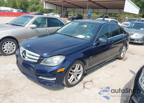 2012 Mercedes-Benz C 250 Luxury/Sport z USA, uszkodzony, nr VIN WDDGF4HB3CR223200